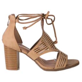 Renda Opengewerkte sandalen met een binding beige